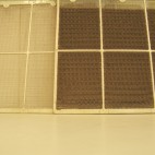 Porovnání čistého a špinavého filtru klimatizační jednotky